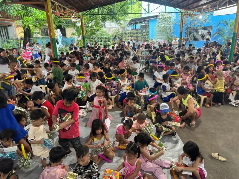 Children in Tondo receiving school kits from YWAM Balut